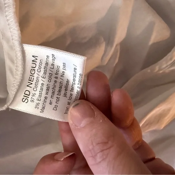 Elegant White V-Neck Blouse - Picture 3 of 4